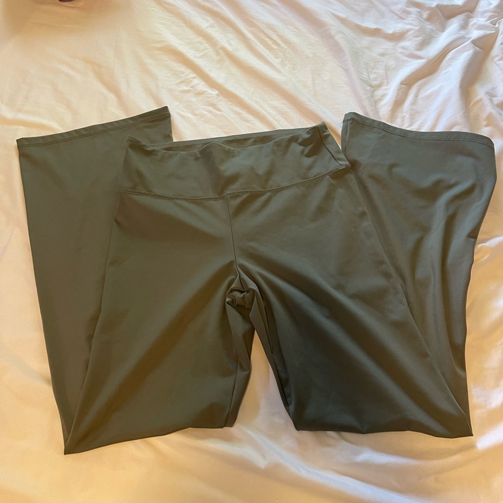 American Eagle Flare Leggings, Size Large Green. Never worn